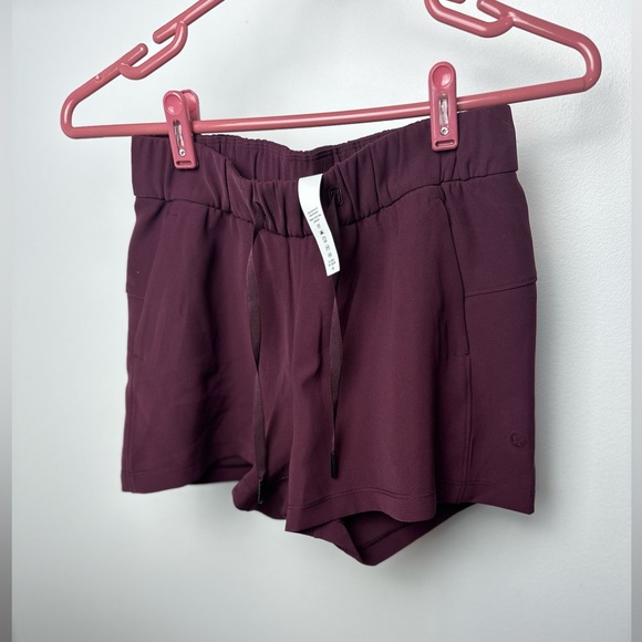 #61 LULULEMON ON THE FLY MAROON LACE SHORTS WORKOUT GYM SIZE 2 - Picture 2 of 9